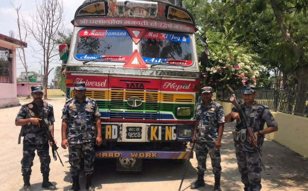 कञ्चनपुरमा ६३ लाख बढी मूल्यको ट्रकसहित तरबुजाको&hellip;