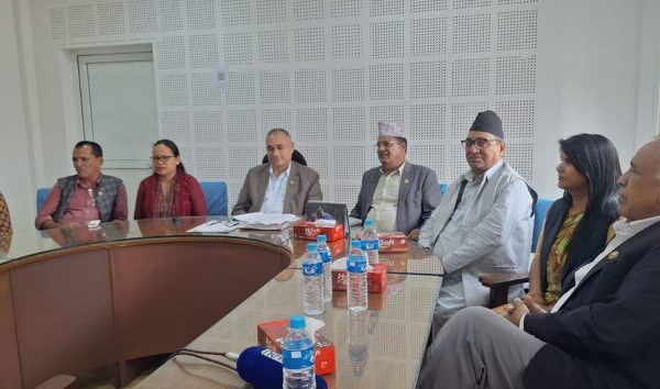 सुदूरपश्चिममा कांग्रेसले मन्त्री हेरफेर गर्दै, एमालेमा पनि बढ्यो दबाब