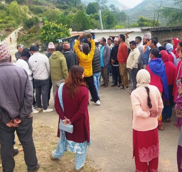 डडेल्धुरामा डम्पिङ साइटको विवाद चर्कियो, वडा कार्यालयमा ताला