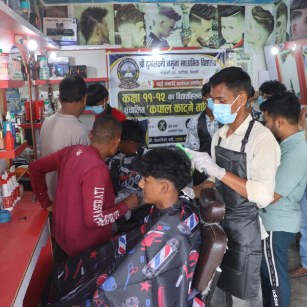 पढ्दै कमाउँदै कार्यक्रम अन्तरगत दुर्गालक्ष्मीका विद्यार्थीका लागि कपाल काट्ने तालिम 