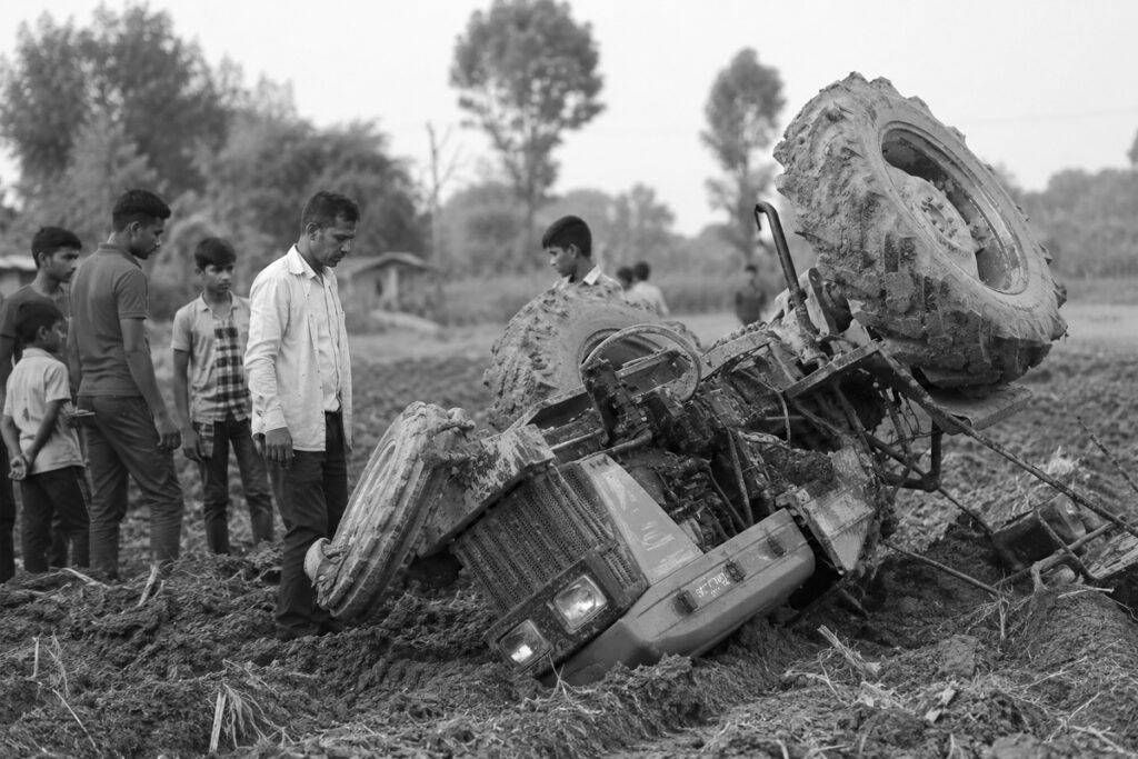 कैलालीमा खेत जोत्ने क्रममा ट्याक्टर पल्टिँदा एक&hellip;