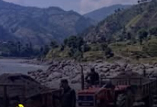 बझाङमा अवैध बालुवा उत्खनन गर्दै गरेका दुई ट्र्याक्टर नियन्त्रणमा