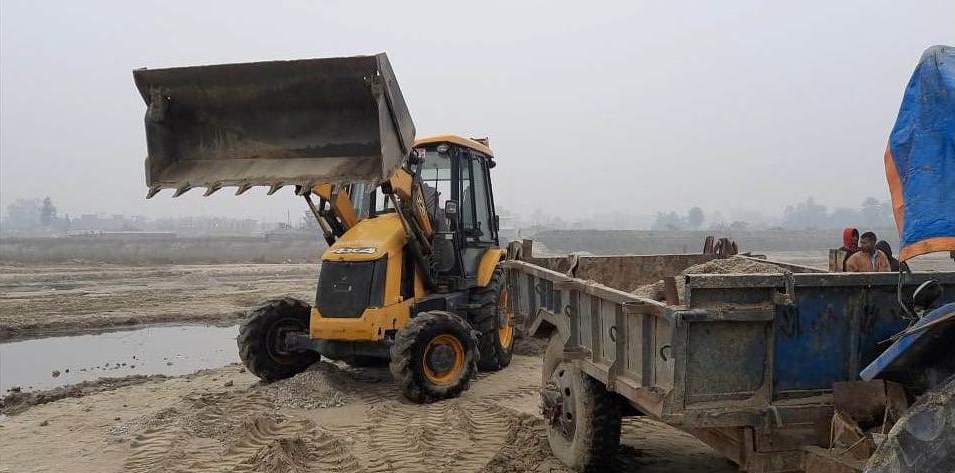 कैलालीमा अवैध बालुवा उत्खनन गरिरहेका ५ ट्याक्टर&hellip;