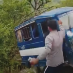वन अतिक्रमण हटाउने क्रममा टेम्पो भिरबाट खसालियो, भिडियो भाइरल