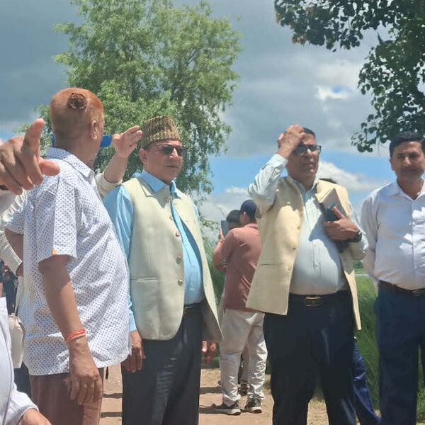 निर्वाचन क्षेत्रमा सांसद धामी, स्थानियले सुनाए गुनासा
