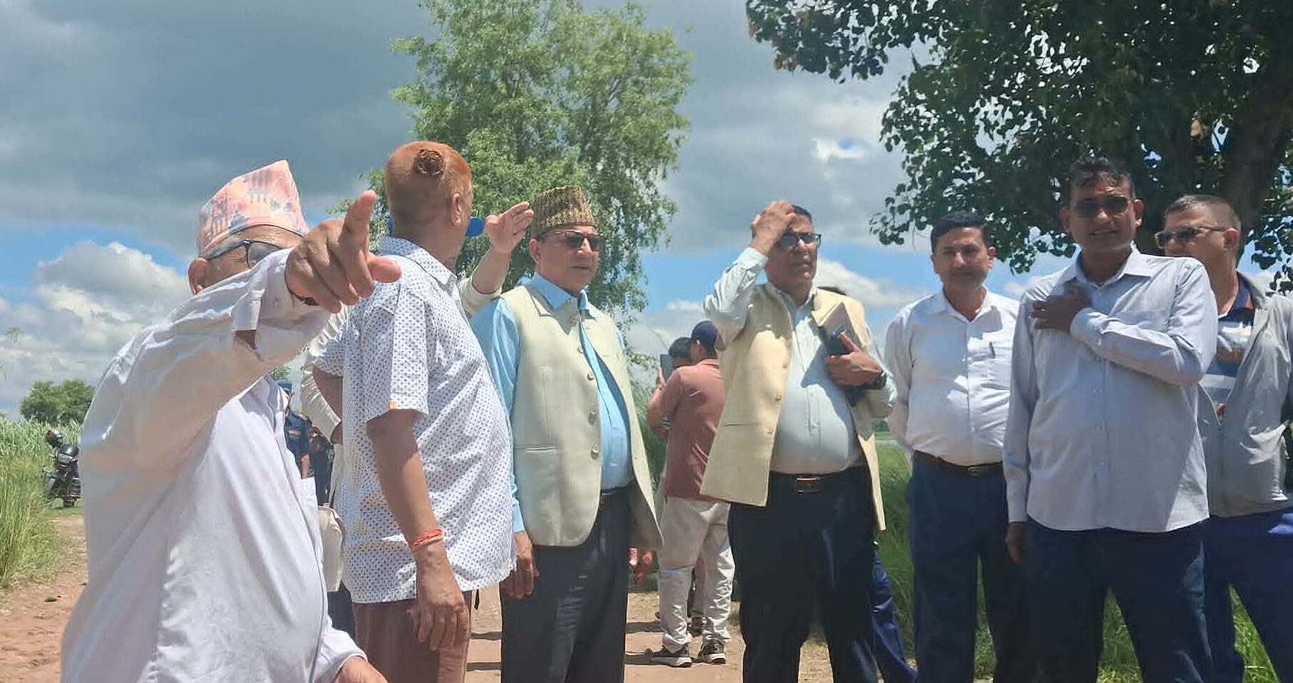 निर्वाचन क्षेत्रमा सांसद धामी, स्थानियले सुनाए गुनासा