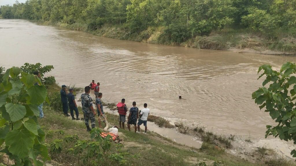 मोहनामा नदीमा बेपत्ता भए पुनर्वासका अजय