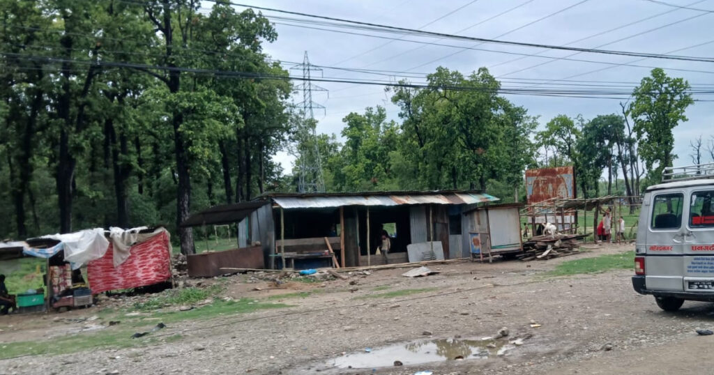 अत्तरियामा ४० दिन अघि वनले भत्काएका घर,…