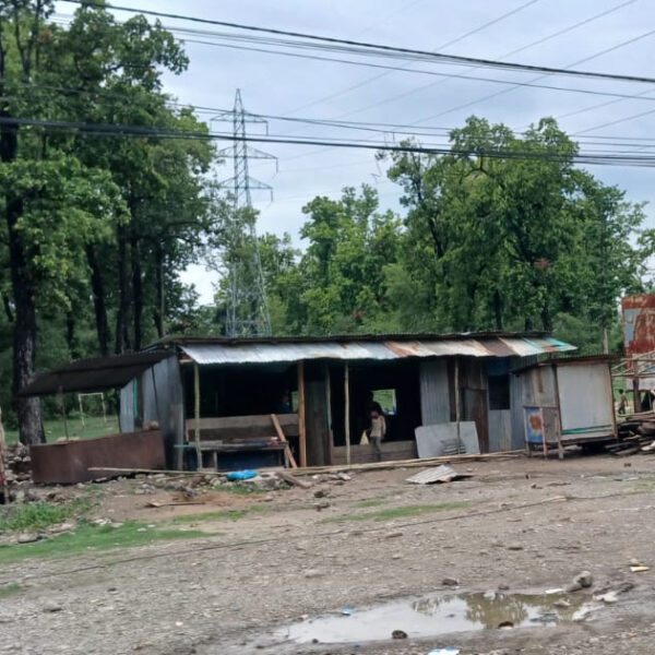 अत्तरियामा ४० दिन अघि वनले भत्काएका घर, टहरा पुनः ठडिँदै