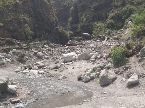 बाउली खोलामा पुल नबन्दा आउजाउमा सास्ती