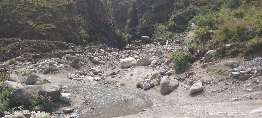 बाउली खोलामा पुल नबन्दा आउजाउमा सास्ती