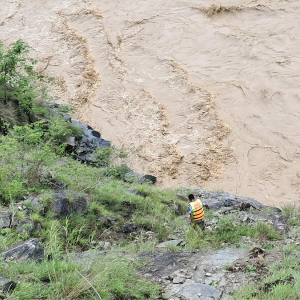 कर्णाली नदीमा बस खस्दा एकको मृत्यु, १३ जना बेपत्ता भएको आशंका
