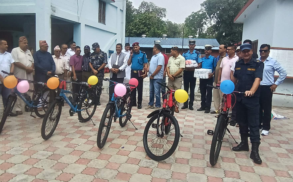 कञ्चनपुर प्रहरीलाई साइकल सहयोग