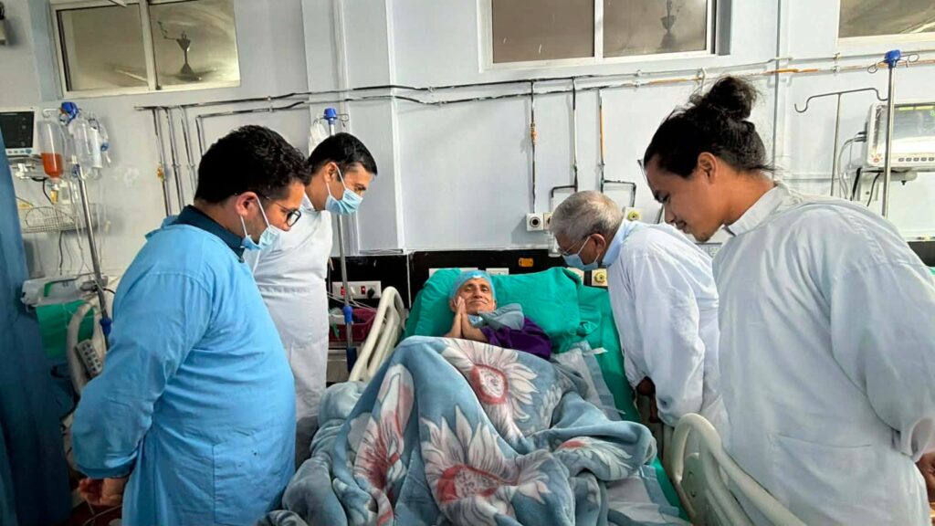 सरकारी टोली अनशनरत डा. केसीसँग वार्ता गर्दै