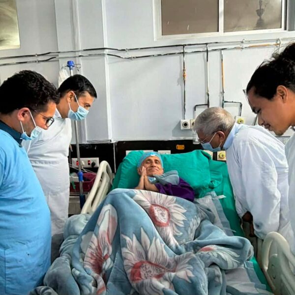 सरकारी टोली अनशनरत डा. केसीसँग वार्ता गर्दै