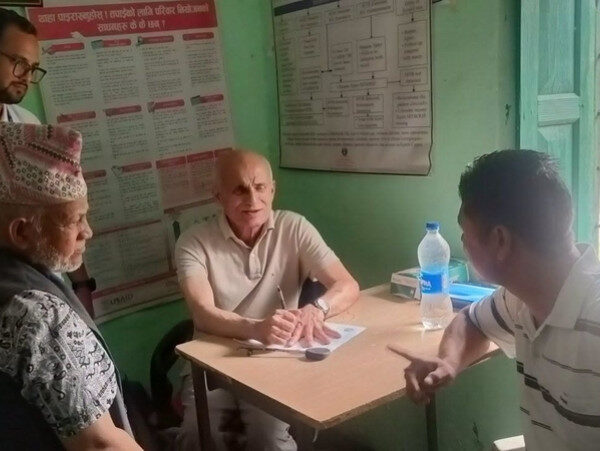 छाङरु र टिंकरवासीलाई स्वास्थ्य सेवा दिन दार्चुला पुगे डा. केसी