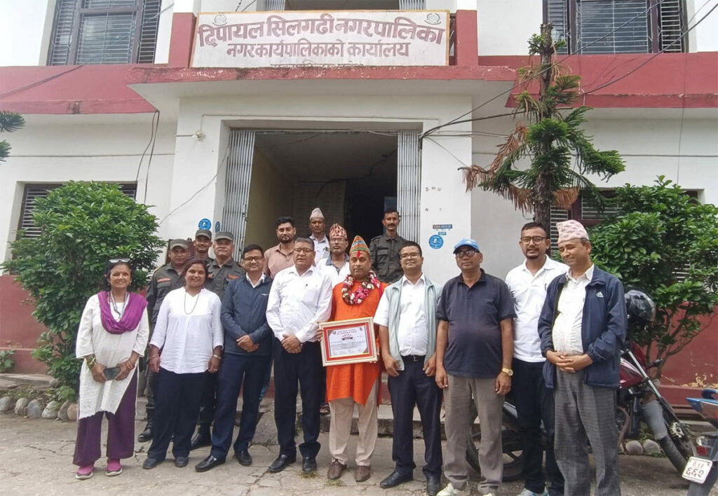 दिपायल सिलगढी नगरपालिकाद्धारा ज्यो.पं. गणेश पन्त सम्मानित