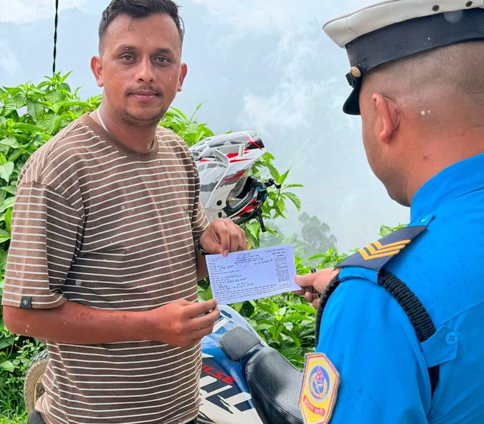 बिना हेल्मेट मोटरसाइकल चलाएका टिकटकर कार्की कारबाहीमा