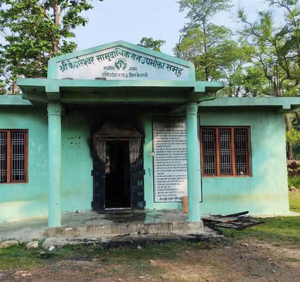 गौरीगंगामा आगजनी भएको सामुदायिक वनको भवनमा तालाबन्दी