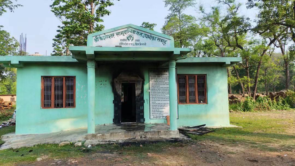 गौरीगंगामा आगजनी भएको सामुदायिक वनको भवनमा तालाबन्दी