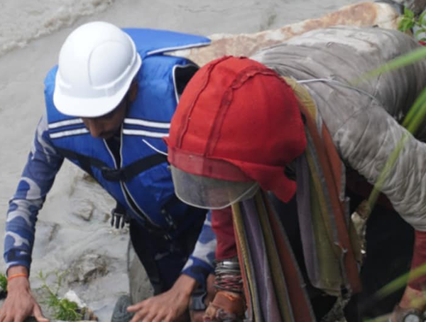 महाकाली नदीमा फसेका पुरुषको उद्धार