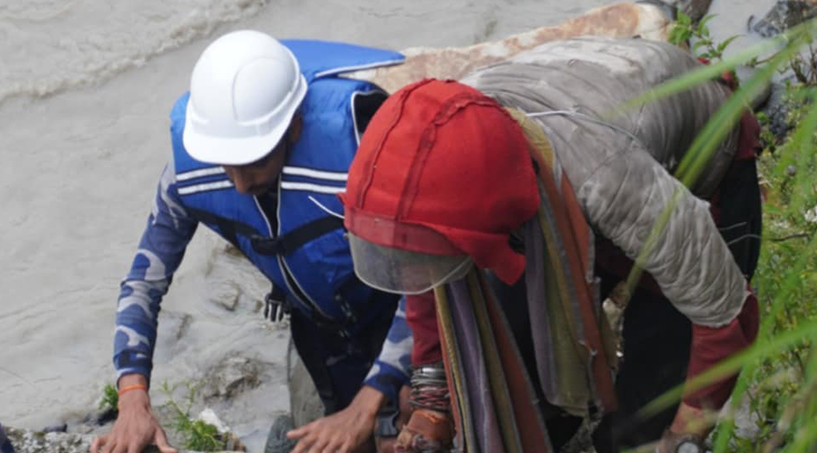 महाकाली नदीमा फसेका पुरुषको उद्धार