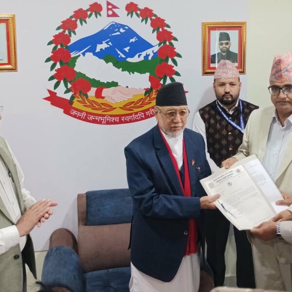 सुदूरपश्चिम प्रदेशमा नयाँ सरकार गठनका लागि खगराज भट्टद्वारा दाबी पेस