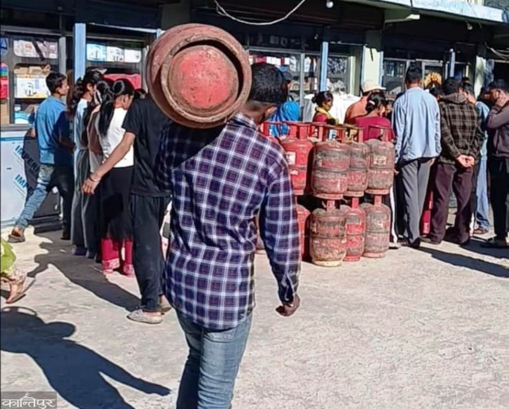 बाजुरामा एलपी ग्यासको अभाव, उपभोक्ता मारमा