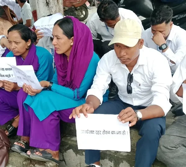 तेस्रो तहको सुविधा हुनुपर्ने माग गर्दै सुदूरपश्चिमका वन रक्षक धर्नामा