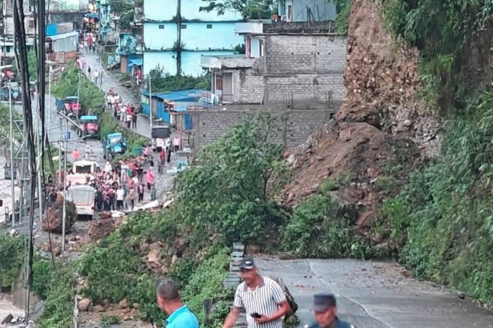 दार्चुलामा पहिरोमा परेर ३ जना घाइते
