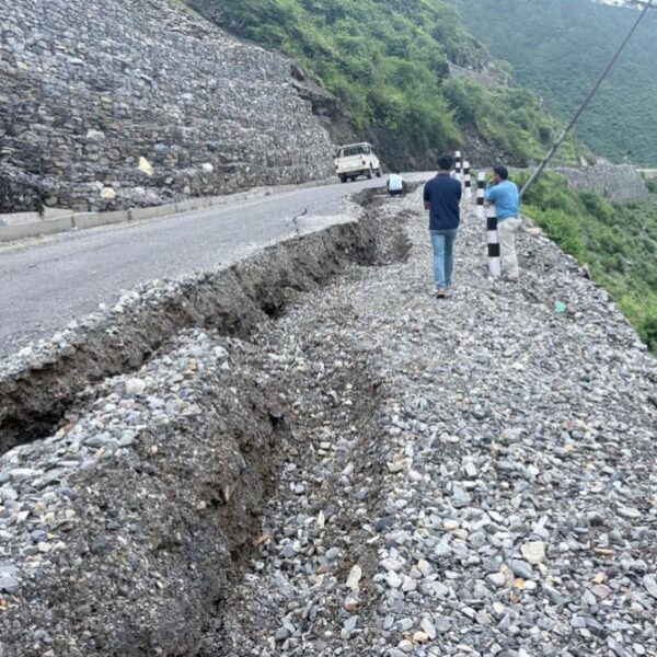 चैनपुर–ताक्लाकोट सडक भासियो, बस्ती जोखिममा