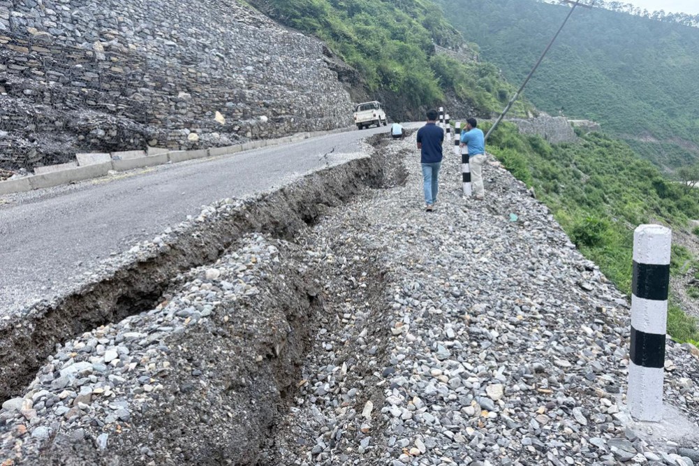 चैनपुर–ताक्लाकोट सडक भासियो, बस्ती जोखिममा