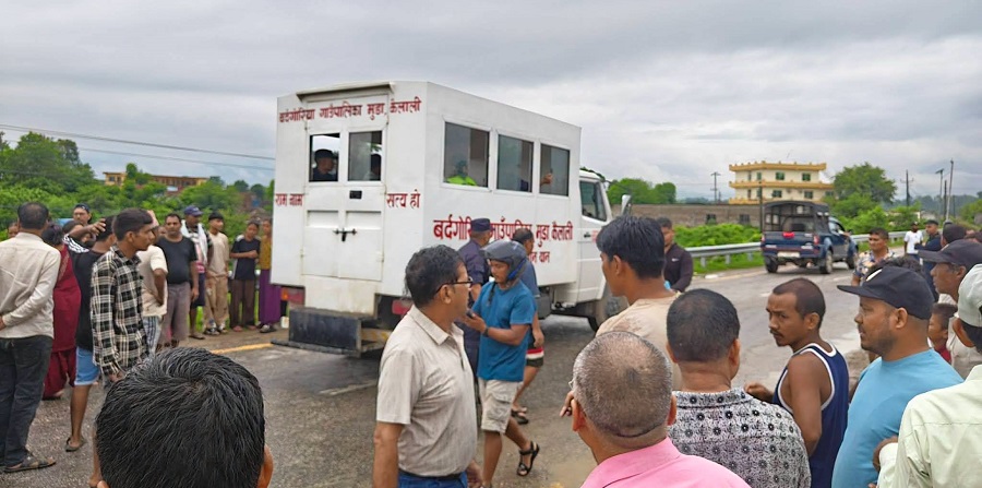 ट्रकको ठक्करबाट एमाले सुदूरपश्चिम सल्लाहकार सदस्य सापकोटाको…