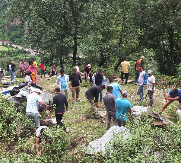 बझाङमा श्रमदान गरेर डेढ किलोमिटर पदमार्ग निर्माण
