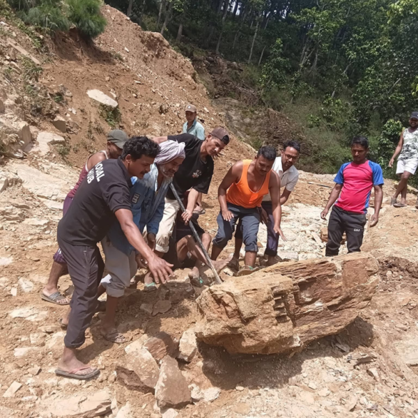 डोटीमा जनश्रमदान गरेर वडा भरीका सडक मर्मत
