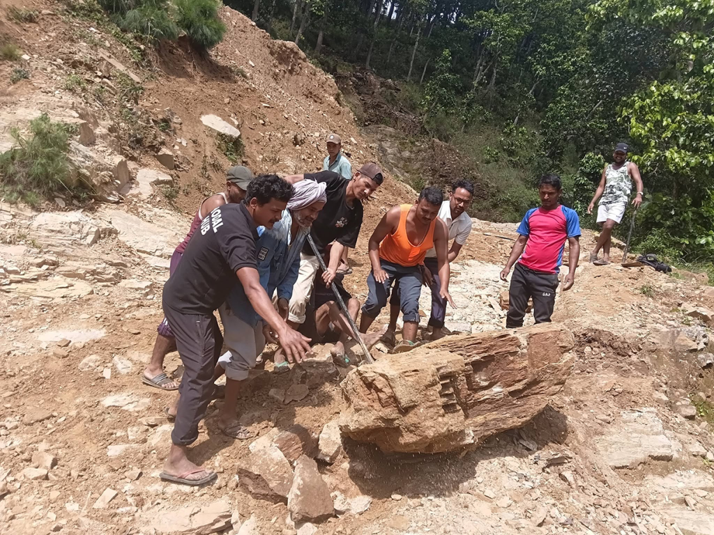 डोटीमा जनश्रमदान गरेर वडा भरीका सडक मर्मत