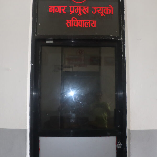 छाडा पशु चौपाया व्यवस्थापनको माग गर्दै गोदावरीका नगर प्रमुख–उप प्रमुखको कार्यकक्षमा तालाबन्दी
