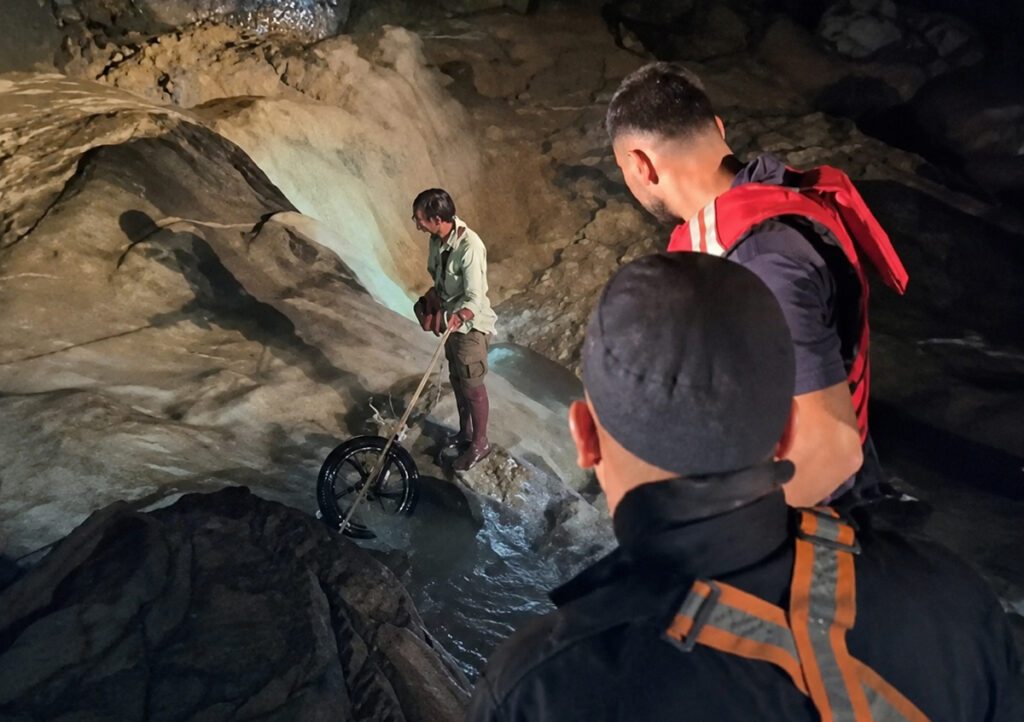 कैलालीमा बाढीले बगाएको मोटरसाइकल र चालकको उद्धार