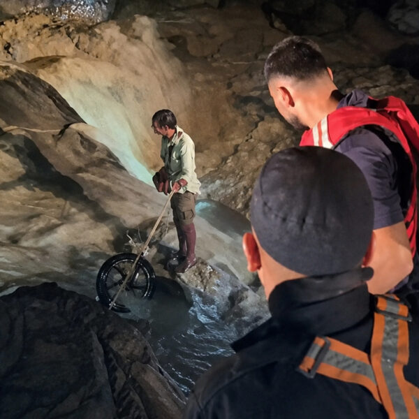 कैलालीमा बाढीले बगाएको मोटरसाइकल र चालकको उद्धार