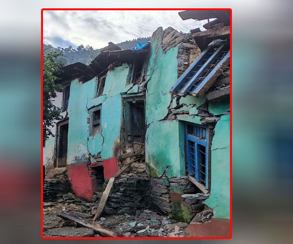जमिन धसिएपछि दार्चुलाको मडगाउँको खर्कबस्ती विस्थापित