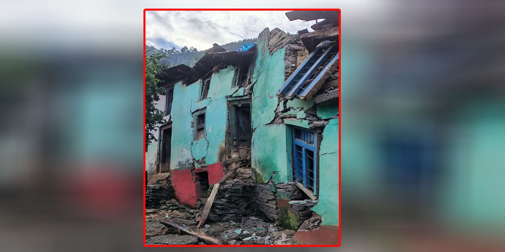 जमिन धसिएपछि दार्चुलाको मडगाउँको खर्कबस्ती विस्थापित