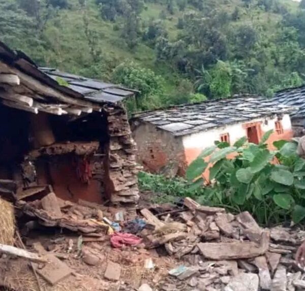बैतडीमा पहिरोले एक घर पुरियो, १० घर जोखिममा