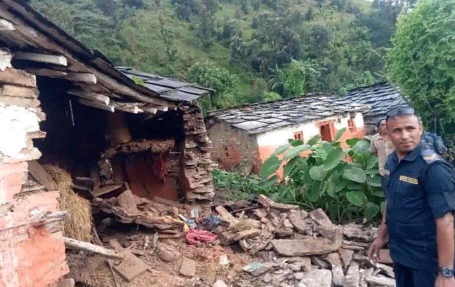 बैतडीमा पहिरोले एक घर पुरियो, १० घर&hellip;