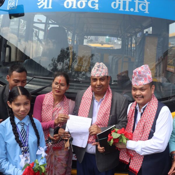 कृष्णपुर नगरपालिकाद्वारा ६ वटा सामुदायिक विद्यालयलाई बस हस्तान्तरण