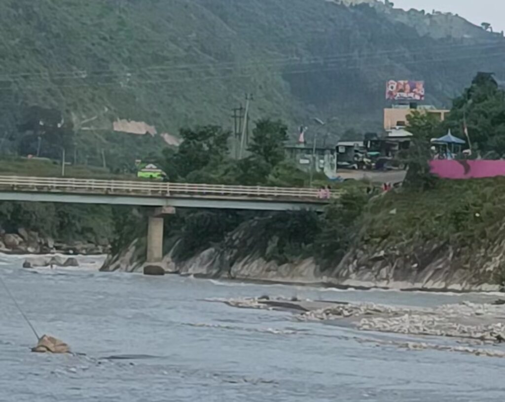 डोटीमा टिकटक बनाउने क्रममा सेती नदीमा खसेर&hellip;