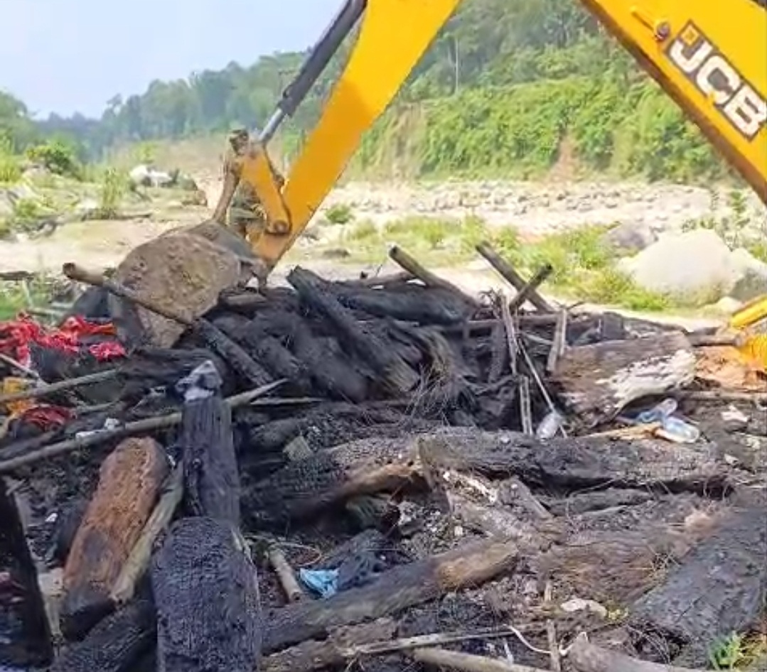 गोदावरी आर्यघाटमा सरसफाइ, नजलेका काठ व्यवस्थापनमा चुनौती