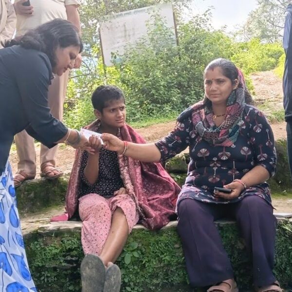 अपाङ्गता भएकी अस्मिताले घरमै पाइन् नागरिकता