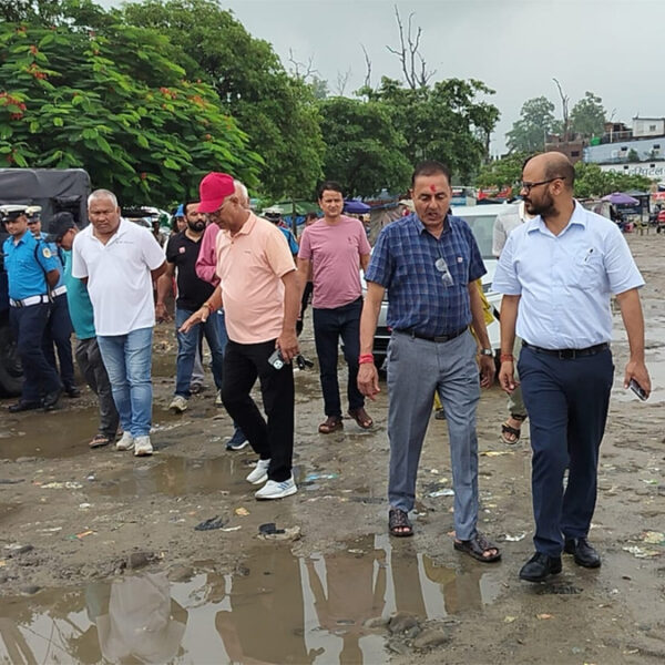 मन्त्री भाट सहितको टोलीद्वारा अत्तरिया बसपार्कको अनुगमन