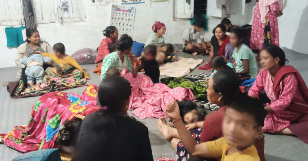 बाढीको जोखिमपछि दोधारा–चाँदनीका पाँच परिवार विद्यालयमा सारिए