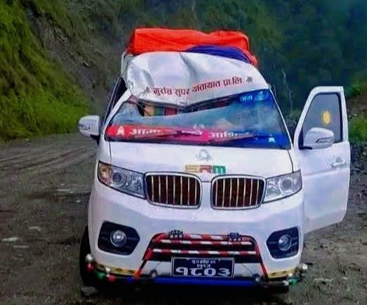 भासु भीरमा गुड्दै गरेको इभी गाडी माथि&hellip;